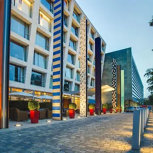 radisson-blu-media-harbour-hotel-dusseldorf.dortmundhotels.net/